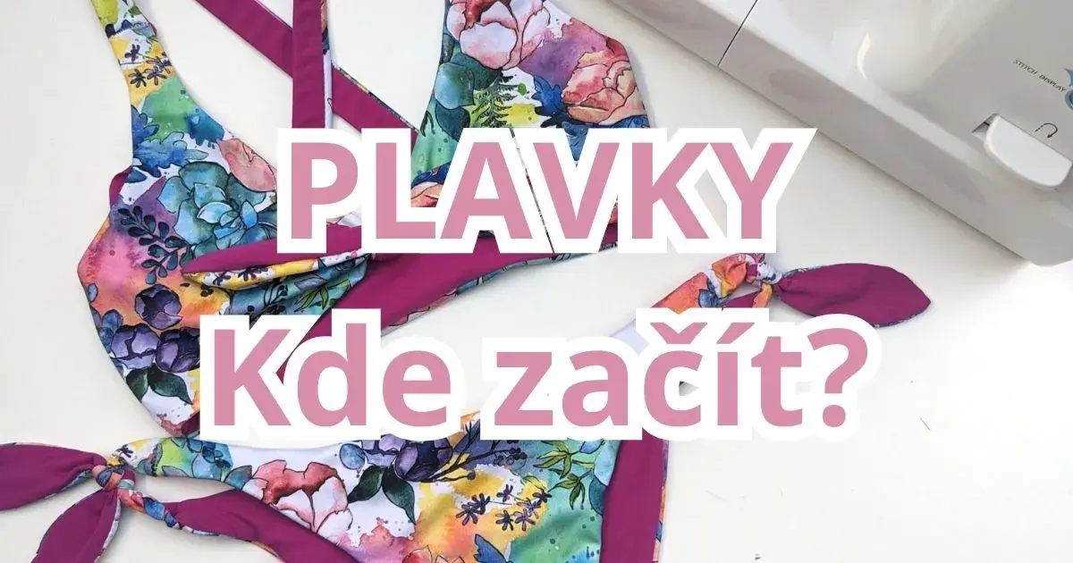 Kompletní průvodce šitím plavek. Barevné dvoudílné plavky vedle bílého běžného šicího stroje.