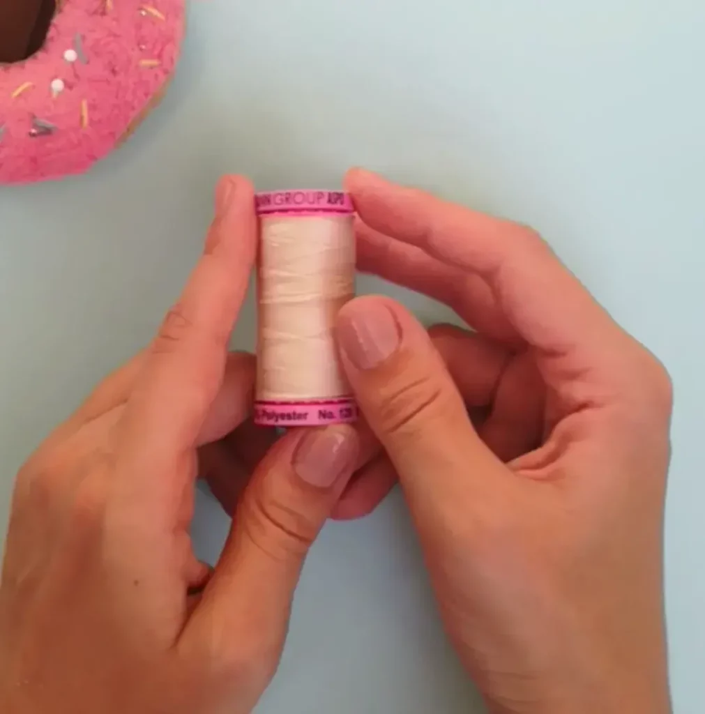 Výběr kvalitních 100% polyesterových nití, které jsou ideální pro šití plavek díky své odolnosti vůči chlóru a slunci.