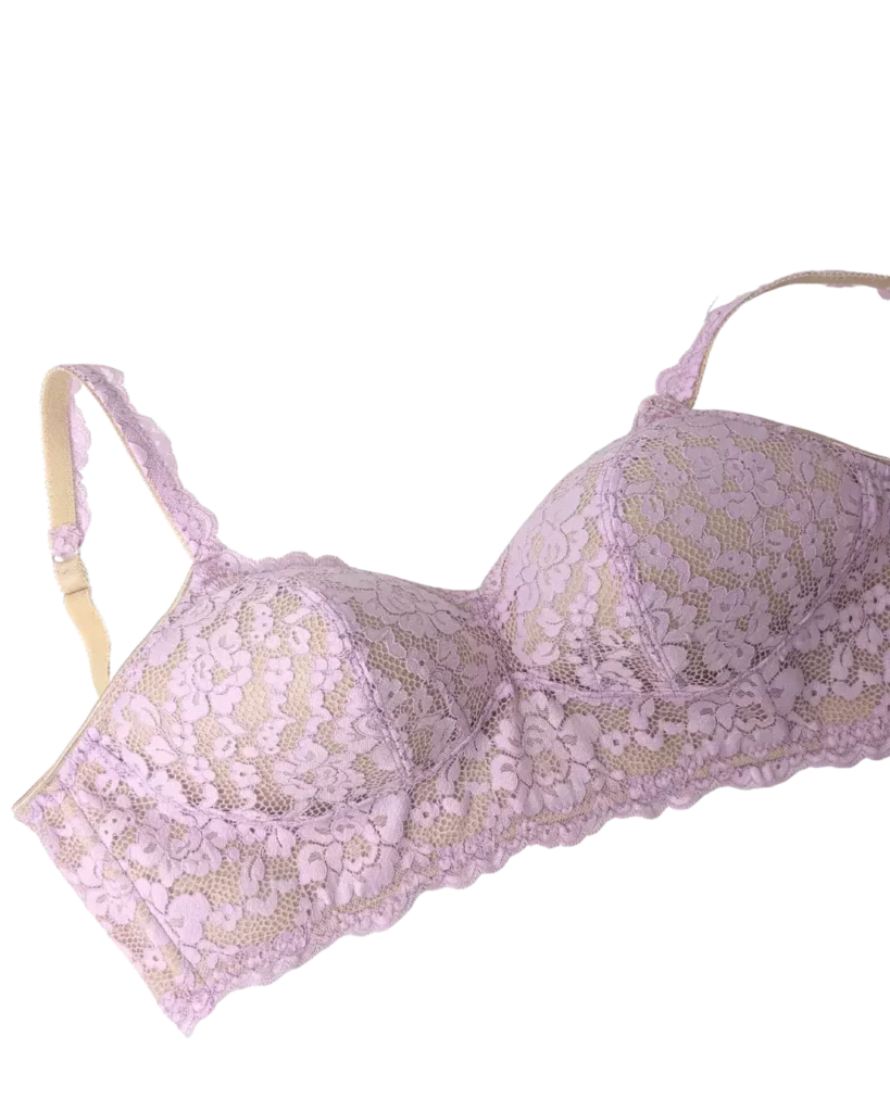 Braletka se všitou pěnou s krajkou v lila barvě ležící na stole