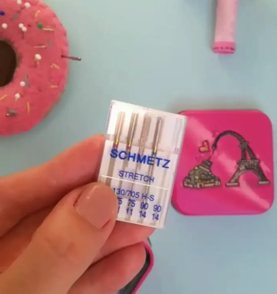 Výběr kvalitní Stretch jehly, která je ideální pro šití plavek díky ni nebudete mít vynechané stehy.